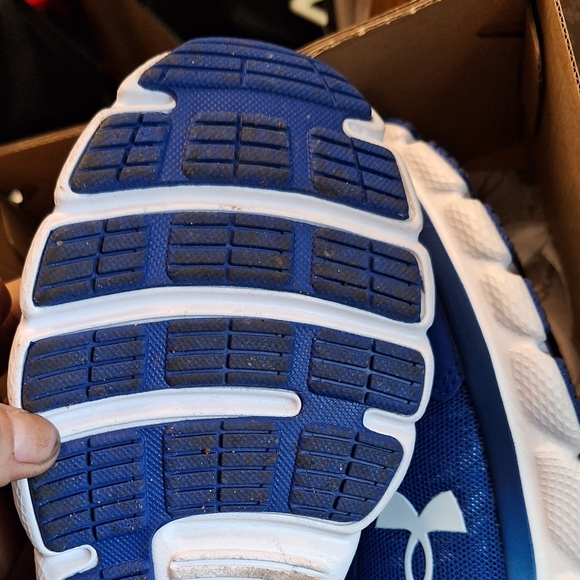 Youth under armour shoes - Picture 2 of 4